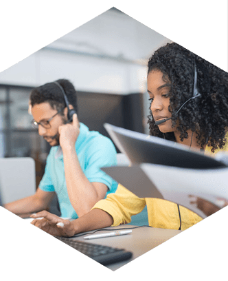 Personas trabajndo en call center